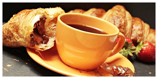 Ein Croissant und eine Tasse Kaffee
