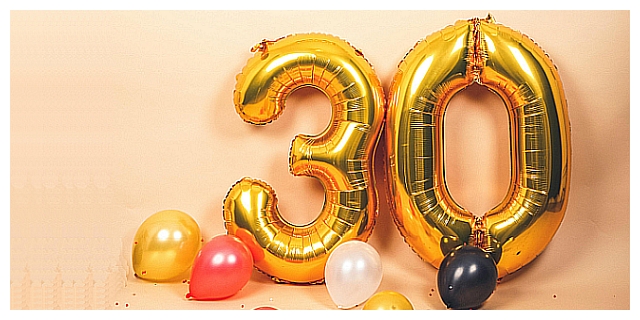 Goldfarbene Zahl 30 mit Luftballons