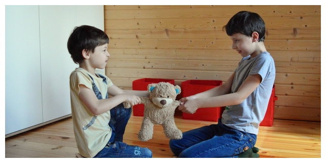 Zwei Kinder sreiten um einen Teddybär.