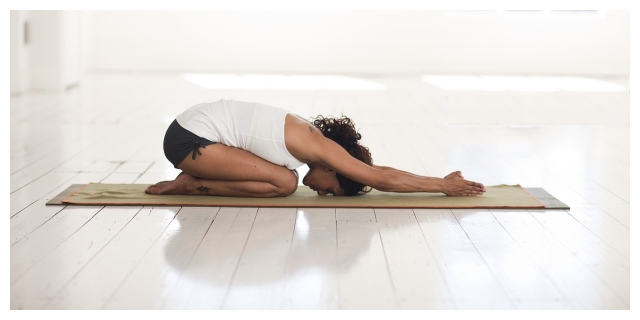 Frau macht Yoga-Übung auf einer Matte
